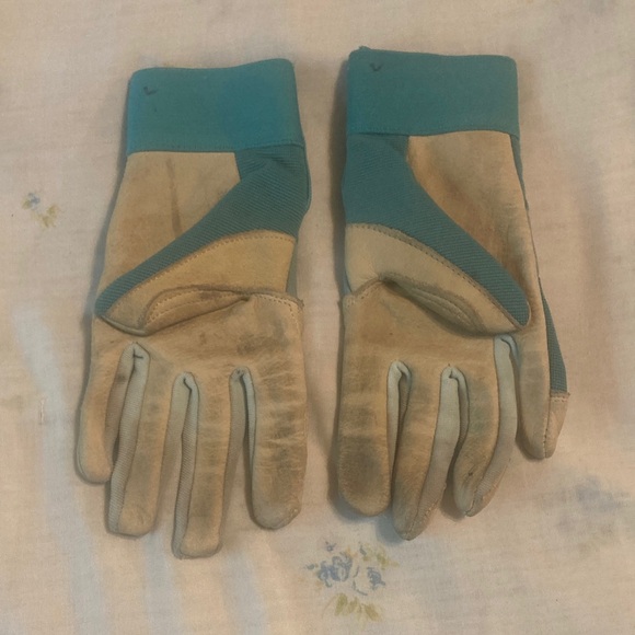 Women's Gloves - Picture 17 of 17